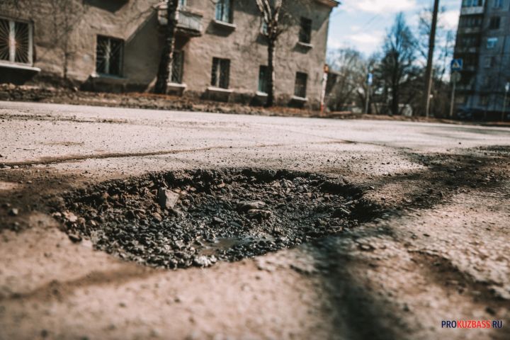 В Кемерове в дорожной яме застряли два автобуса