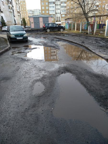 «Ноги можно переломать»: кемеровчане годами добиваются ремонта дороги