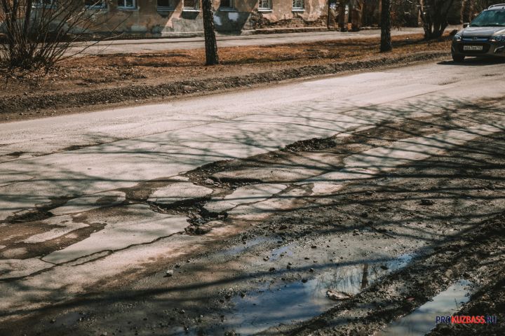 Дорожники залатали асфальт в Новокузнецке после вмешательства прокуратуры