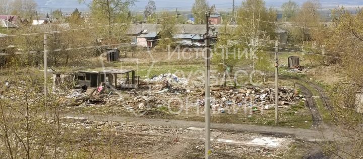 Кемеровчанка пожаловалась на мусор, оставшийся после сноса барака