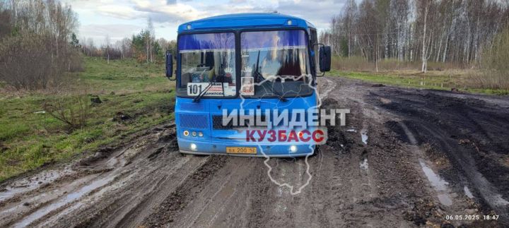 В Кузбассе автобус утонул в грязи