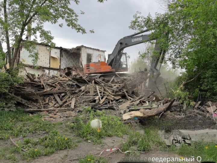 В Белове снесли аварийный барак