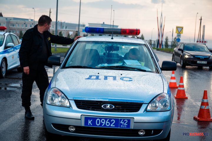 Житель Кузбасса три года управлял машиной с поддельными правами 