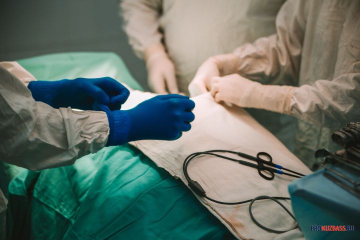 Кузбасские врачи спасли мужчину с огромной опухолью надпочечника
