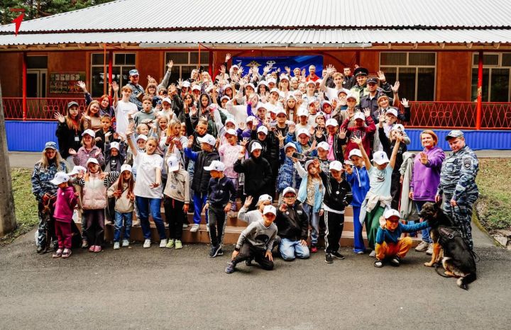 Сотрудники ГУ МВД России по Кемеровской области — Кузбассу, члены Общественного совета и участники «Движения Первых» провели масштабную «Зарядку со стражем порядка»