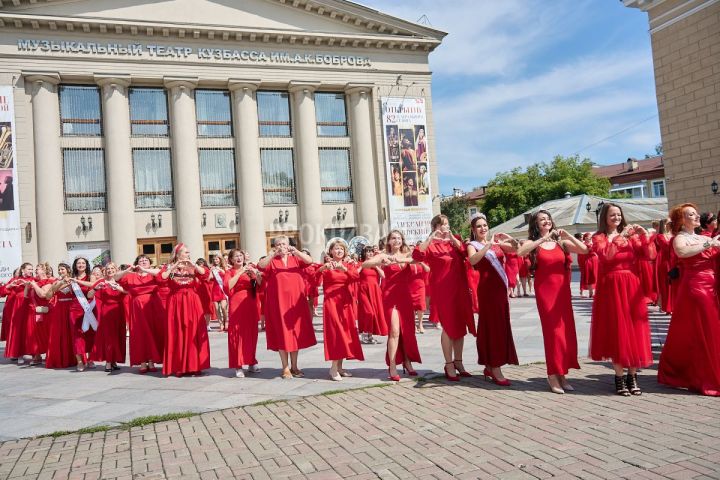 Десятки кемеровчанок в красном прошли по улицам Кемерова