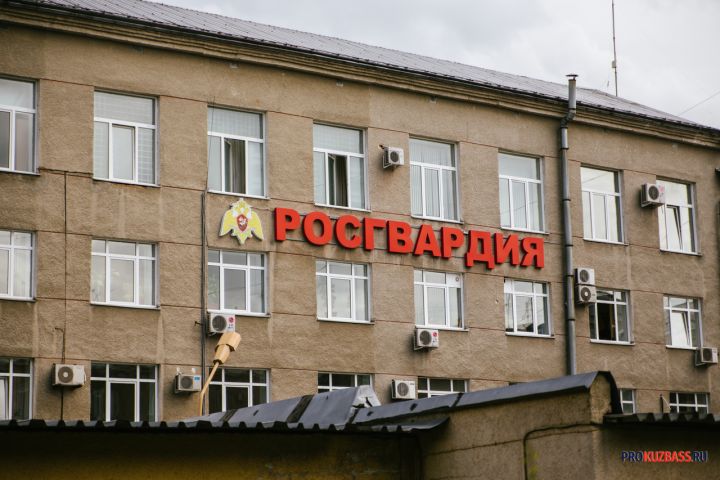 Росгвардейцы Кузбасса спасли медиков от агрессивной пациентки