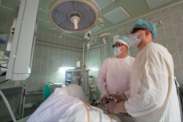 Медики из Кузбасса впервые в ходе операции поменяли местами части внутренних органов пациента
