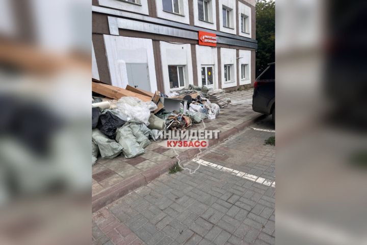 Крупная свалка сформировалась у популярного культурного пространства в Кемерове