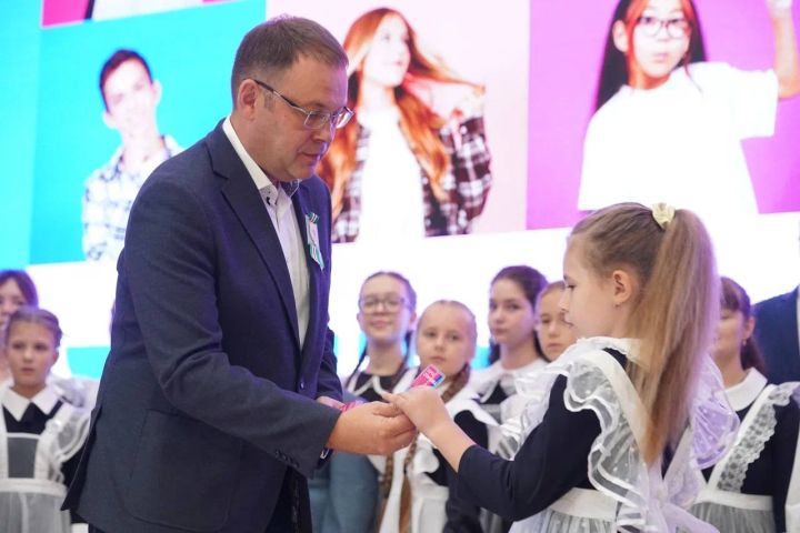 Илья Середюк наградил лучших школьников «Картами отличника»