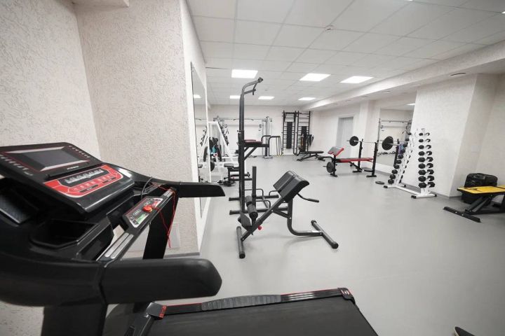 Губернатор Кузбасса оценил тренажерный зал в новой школе под Новокузнецком