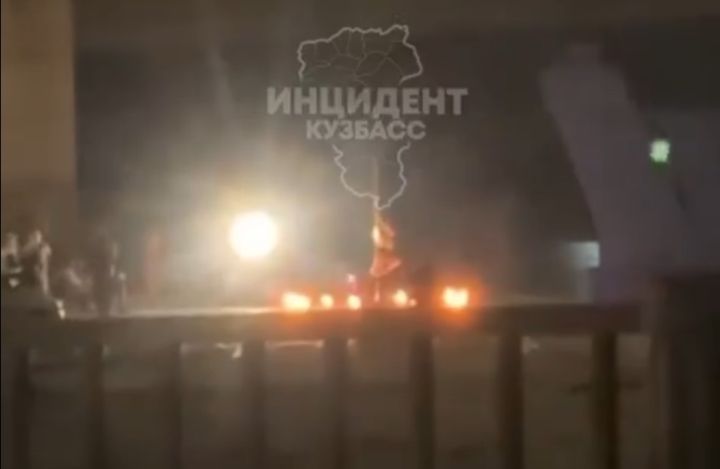 Девушка устроила стриптиз-шоу под Кузнецким мостом в Кемерово 