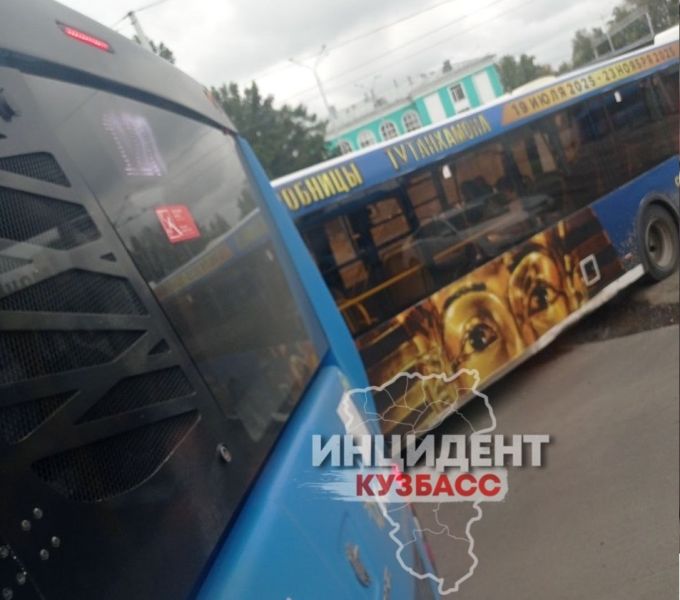 Пассажирские автобусы не поделили дорогу в Кемерове