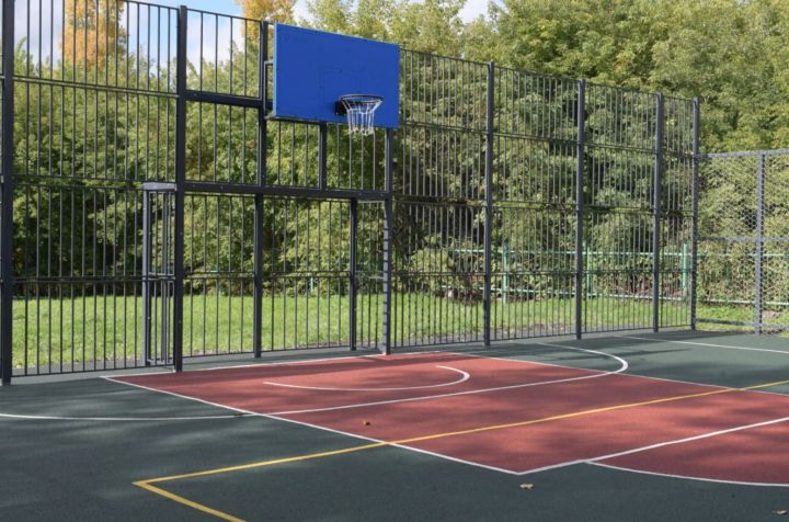 В Новокузнецке открыли новую спортивную площадку рядом со школой