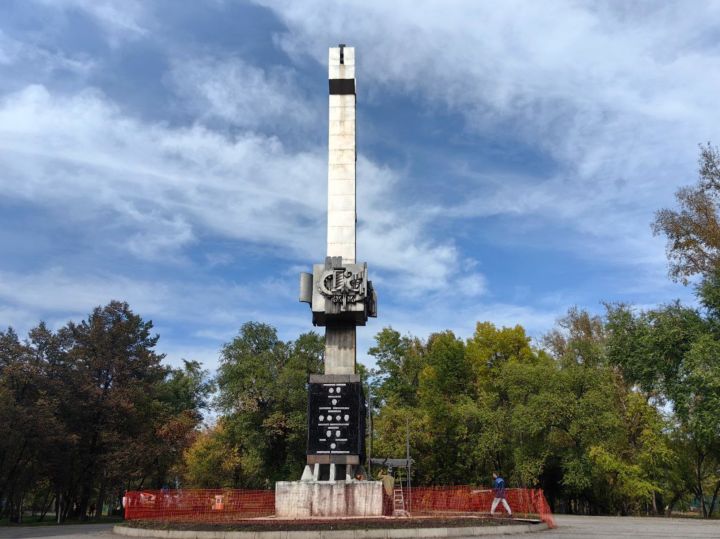 Стартовал ремонт стелы «50 лет Новокузнецку»