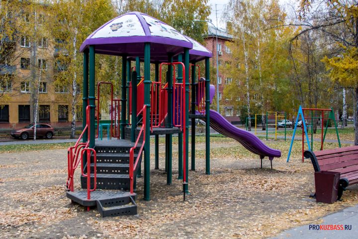 В Новокузнецке девочка застряла на игровой площадке