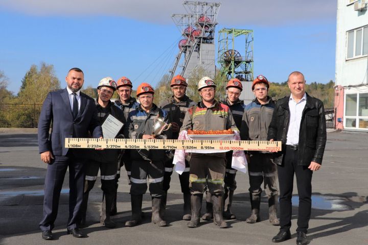 Бригада Евгения Пинижанинова шахты «Осинниковская» прошла 1 км горных выработок с начала года