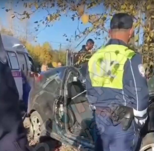 Автомобиль врезался в дерево рядом со школой в Новокузнецке