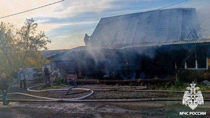 В Берёзовском загорелся жилой дом
