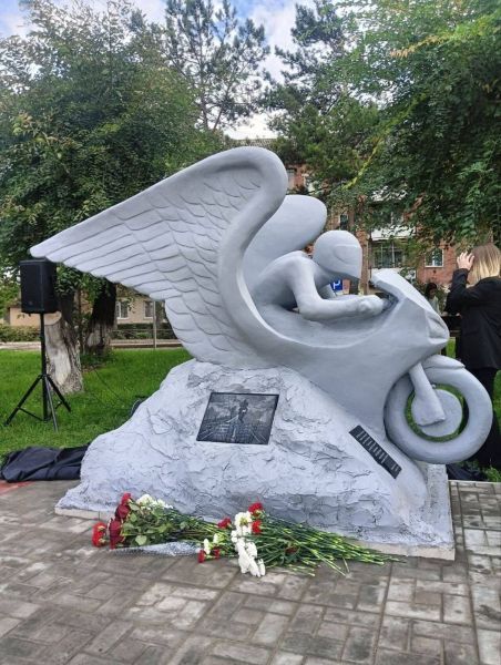 Кузбасские байкеры установили памятник погибшим мотоциклистам