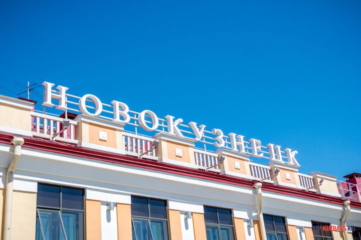 Новокузнецкие школьницы восстановили разрушенный арт-объект своими руками