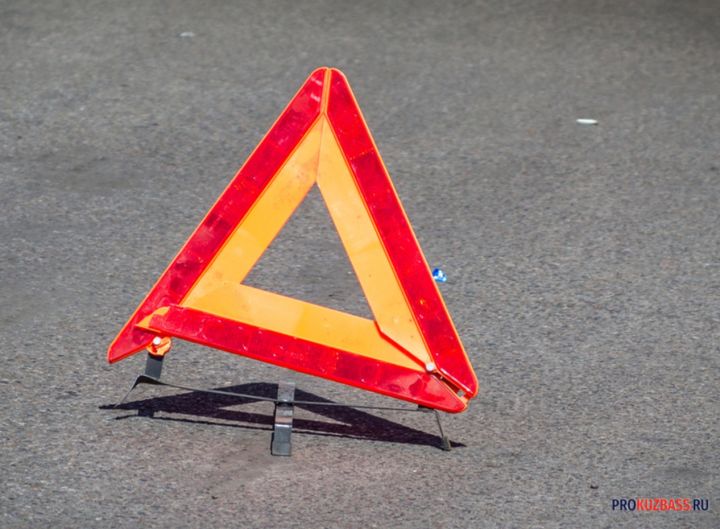 В Новокузнецке пьяный водитель врезался в пассажирский автобус