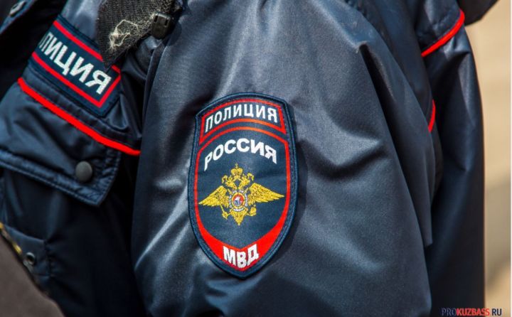 Кузбассовец похитил три голубые ели у похоронного бюро