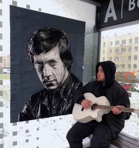 Прокопьевский художник украсил остановку в Кемерове портретом Владимира Высоцкого