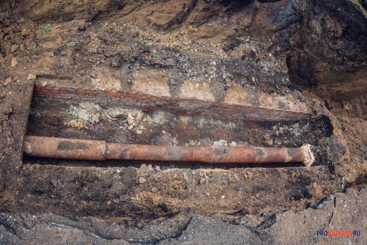 В Гурьевске работы по замене старого водопровода не остановят даже зимой