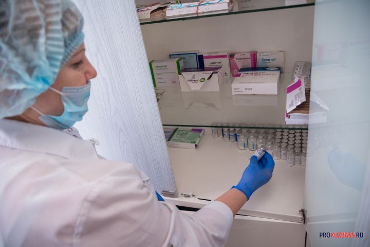 Юным кузбассовцам запретили ходить в школы и детсады