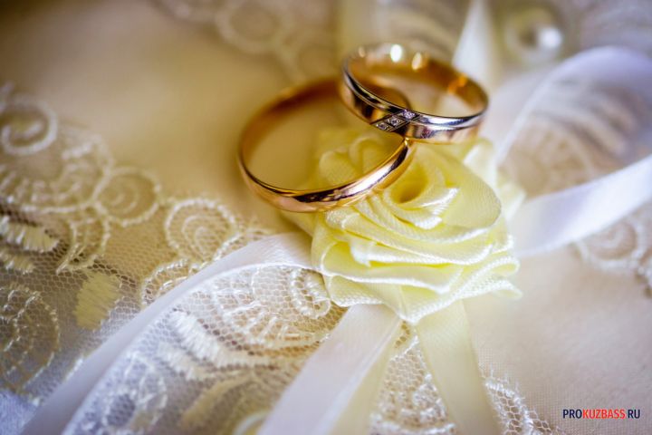 Глава Новокузнецка поздравил пожилую пару с 70-летием совместной жизни