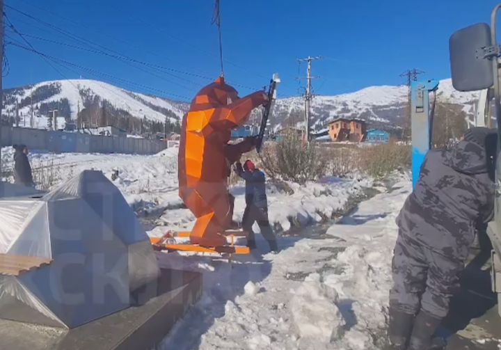 Огромного стального медведя установили в Шерегеше