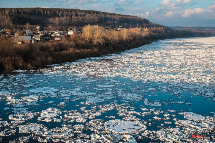 Подростки катались на велосипеде по хрупкому льду кузбасского водоема