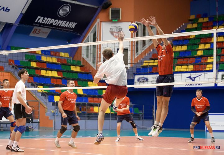 Волейбольный клуб «Локомотив» одержал победу над «Кузбассом» в трех партиях