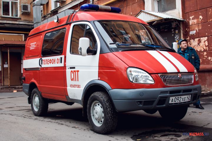 В Новокузнецке загорелась машина сантехников во время работы с газом