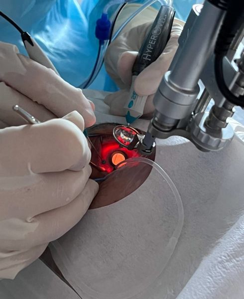 Новокузнецкие врачи спасли пожилую пациентку от слепоты