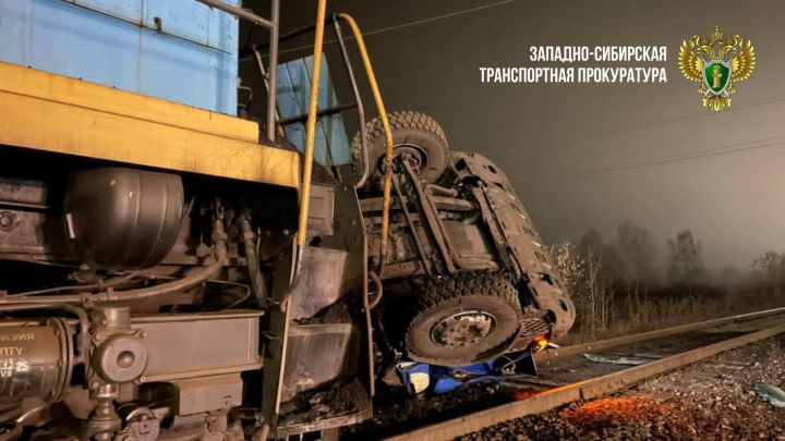 Поезд протаранил грузовик в Прокопьевском районе