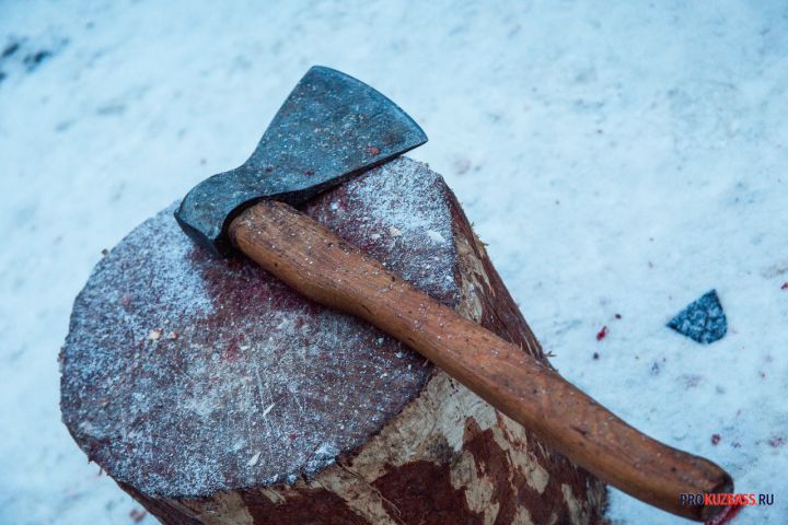 Мужчина с топором напугал детей возле школы №44 в Кемерове