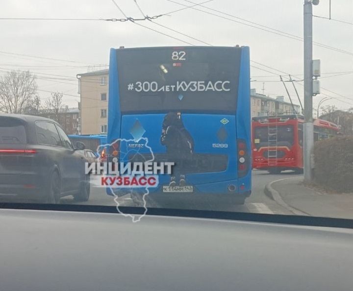 В Кемерово школьник проехал по городу, зацепившись за заднюю часть автобуса №82