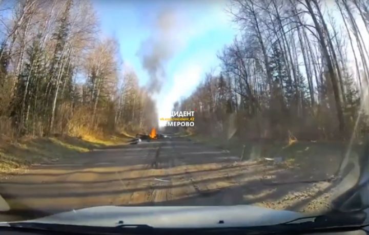 В Кемеровском округе машина вспыхнула прямо на трассе