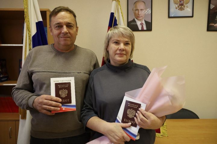 В Кемерове полицейские и член Общественного совета поздравили семью из Казахстана с получением российского гражданства