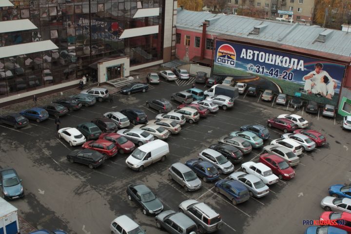 В Новокузнецке жители пожаловались на заброшенные машины возле школы №55
