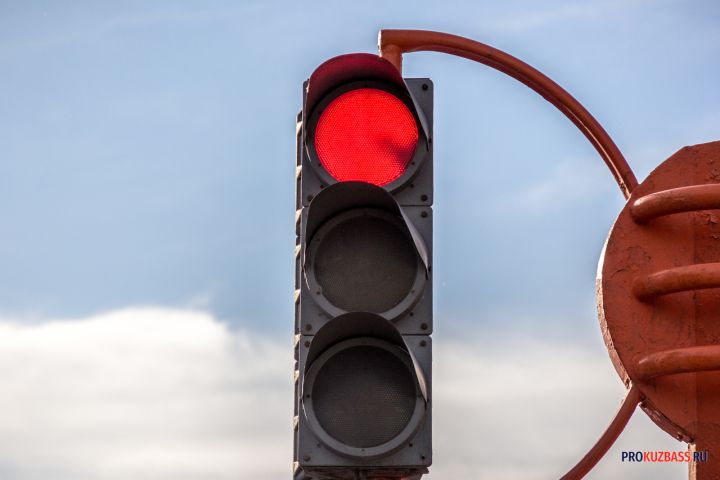 Зеленый моргает – газ в пол или тормоз: вот что нужно делать