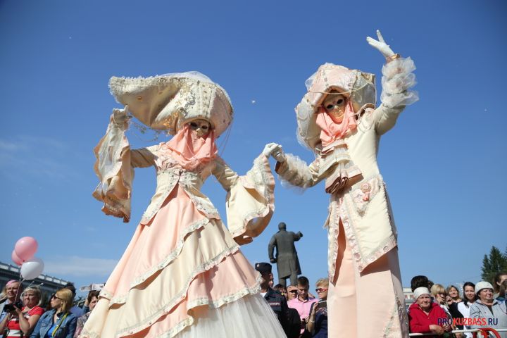 В Новокузнецке свадебный кортеж устроил танцы на проезжей части