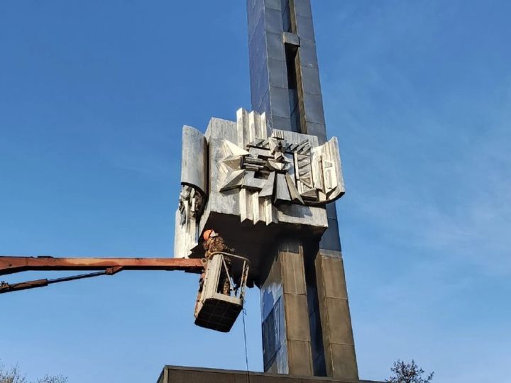 Завершается реставрация стелы «50 лет Новокузнецку»