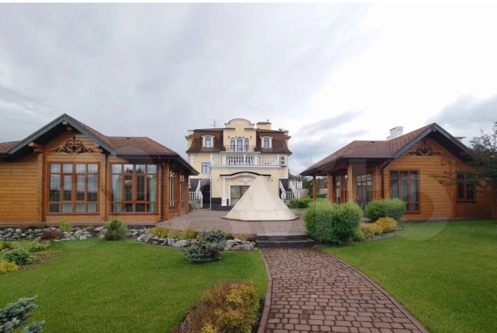 В Кемерове на продажу за 200 миллионов выставили поместье с собственным прудом