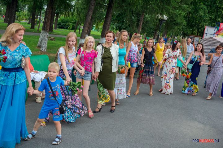 Кузбассовцы закружились в гигантском хороводе