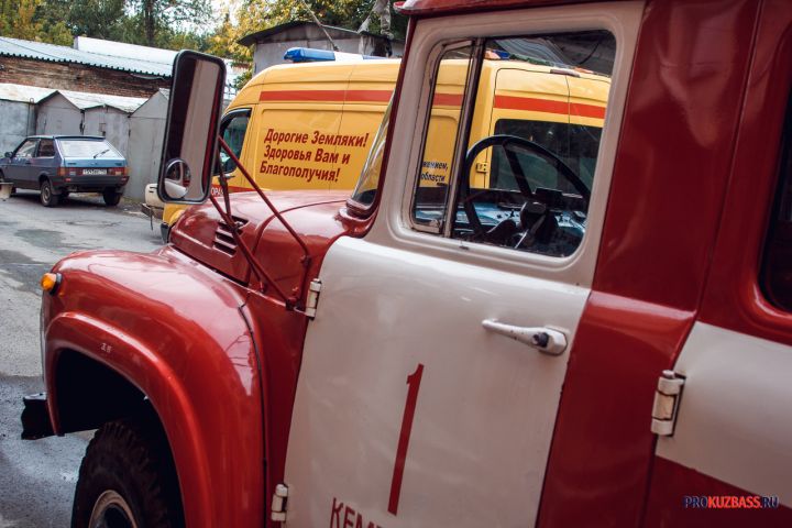 Пожар в полях Беловского округа распространяется из-за сильного ветра