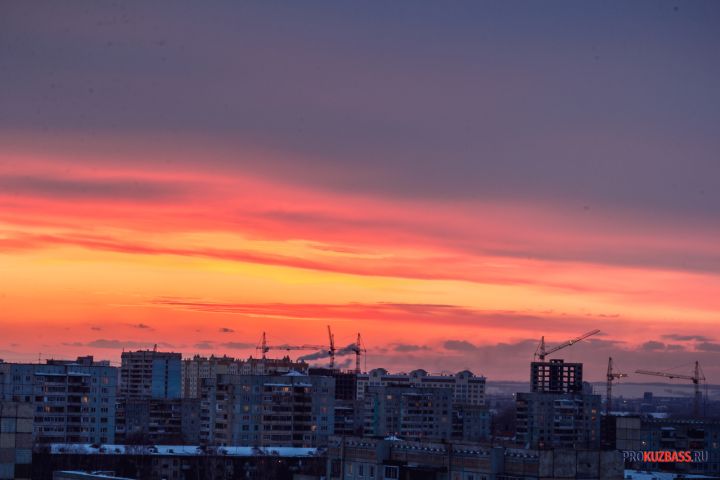 Жителей Кемерова восхитил огненно-рыжий рассвет с необычными оттенками