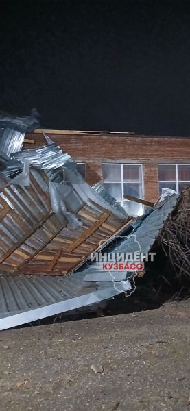 Капитально отремонтированные крыши в кузбасских городах не выдержали ветра